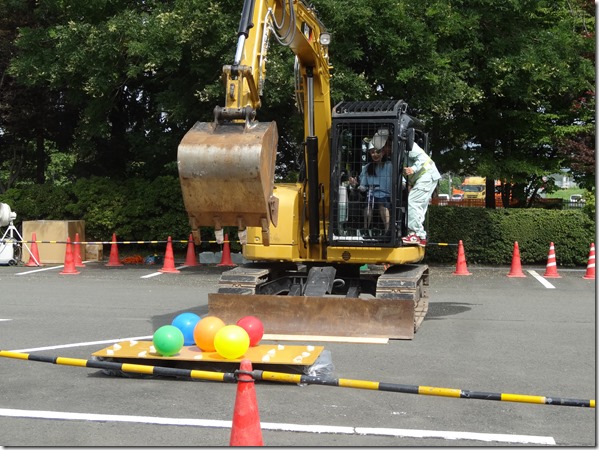 03  バックホウで風船割体験