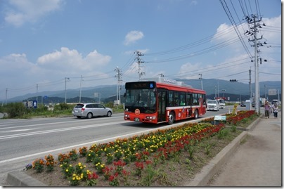 大船渡市のご当地キャラ「おおふなトン」が描かれたBRTのバス