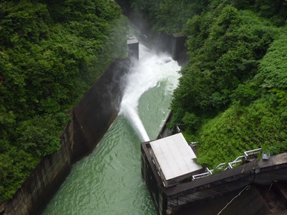 ダム放水状況（水の出口まで行けます）