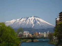 雪解け岩手山と空.JPG