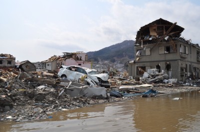 建物の上に残る家