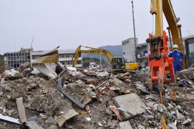 震災から2ヵ月、陸前高田市のガレキ撤去作業を視察 - 千厩支部 - いわけんブログ - 岩手県建設業協会
